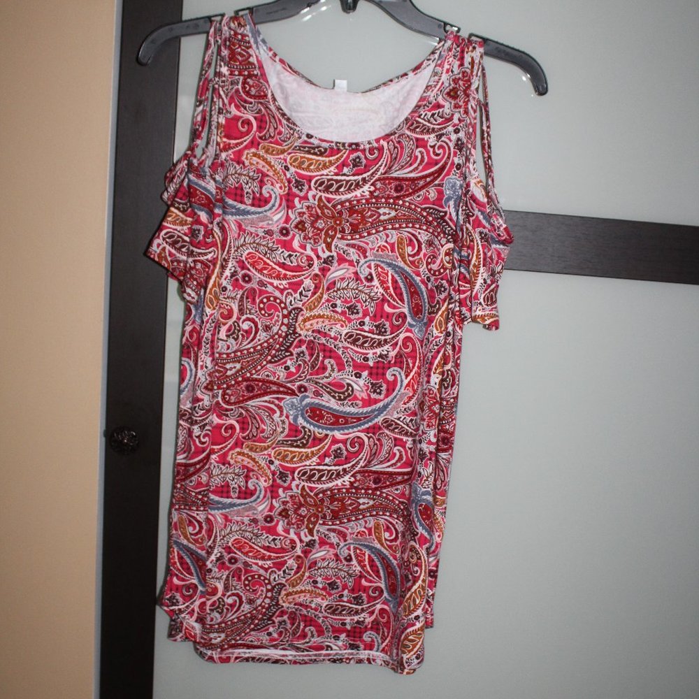 Women's Red Paisley Short Sleeve Cold Shoulder Top Blouse - Size Medium - NWT